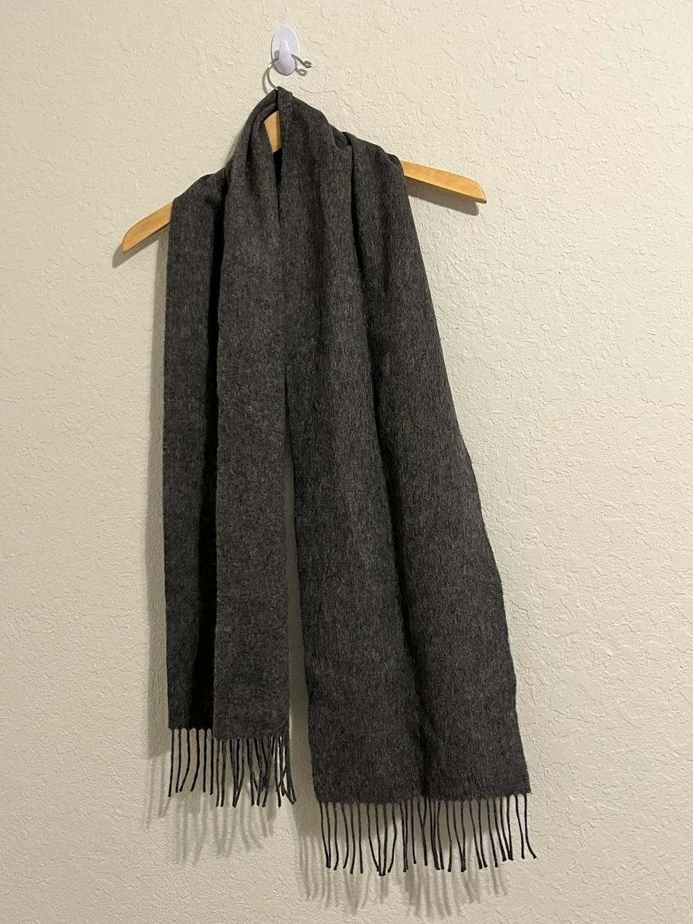 Amicale 100% Merino Wool Charcoal Gray Fringe Scarf Quiet Luxury Unisex Natural - Picture 2 of 5
